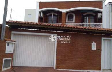 Imagem: A casa possui 2 Dormitórios, 1 Banheiro, 2 Vagas na garagem