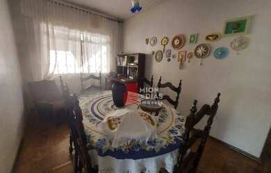 Imagem: A casa possui 3 Dormitórios, 2 Banheiros, 4 Vagas na garagem