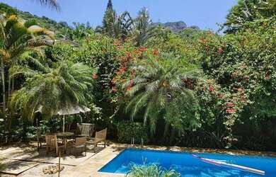 Imagem: A casa em condomínio possui 5 Dormitórios, 5 Banheiros, 3