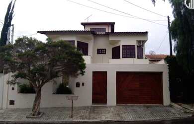 Imagem: A casa possui 4 Dormitórios, 4 Banheiros, 4 Vagas na garagem