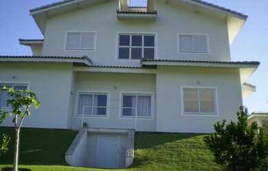 Imagem: A casa possui 4 Dormitórios, 3 Banheiros, 5 Vagas na garagem