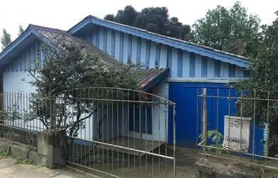 Imagem: A casa possui 3 Dormitórios, 1 Banheiro, 2 Vagas na garagem