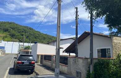 Imagem: A casa possui 5 Dormitórios, 2 Banheiros, 2 Vagas na garagem