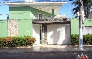 Imagem: A casa possui 4 Dormitórios, 5 Banheiros, 420m² de Área e