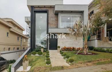 Imagem: A casa em condomínio possui 4 Dormitórios, 5 Banheiros, 3