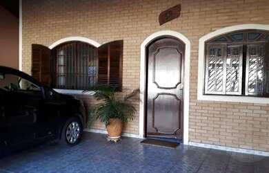 Imagem: A casa possui 3 Dormitórios, 2 Banheiros, 3 Vagas na garagem