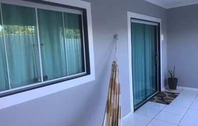 Imagem: A casa possui 2 Dormitórios, 1 Banheiro, 2 Vagas na garagem