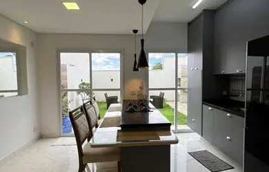 Imagem: A casa em condomínio possui 3 Dormitórios, 1 Banheiro, 2 Vagas