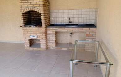 Imagem: A casa possui 4 Dormitórios, 5 Banheiros, 4 Vagas na garagem