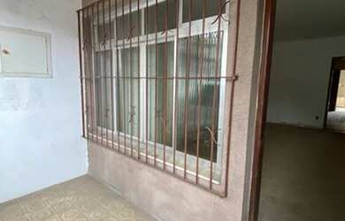 Imagem: A casa possui 3 Dormitórios, 2 Banheiros, 5 Vagas na garagem