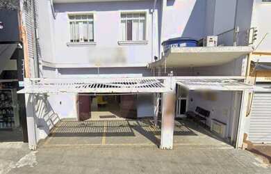 Imagem: O depósito possui 3 Vagas na garagem e 230m² de Área e está