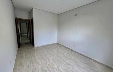 Imagem: A casa possui 3 Dormitórios, 2 Banheiros, 1 Vaga na garagem