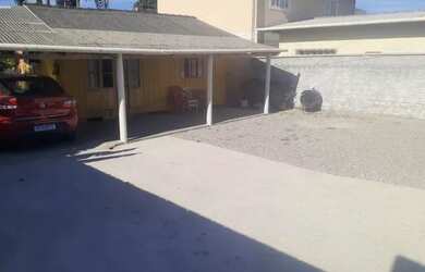 Imagem: A casa possui 2 Dormitórios, 1 Banheiro, 2 Vagas na garagem