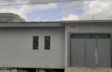 Imagem: A casa possui 5 Dormitórios, 2 Banheiros, 1 Vaga na garagem