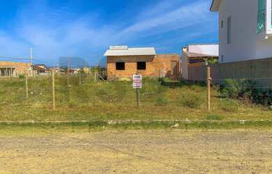 Imagem: O terreno possui 300m² de Área e está localizado em Balneário