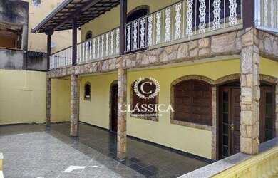 Imagem: A casa possui 3 Dormitórios, 2 Banheiros, 5 Vagas na garagem