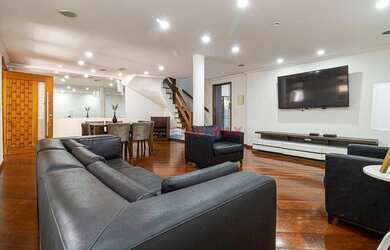 Imagem: A casa em condomínio possui 4 Dormitórios, 3 Banheiros, 2