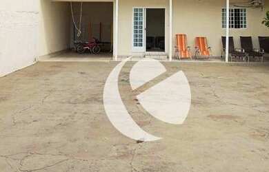 Imagem: A casa possui 4 Dormitórios, 2 Banheiros, 4 Vagas na garagem