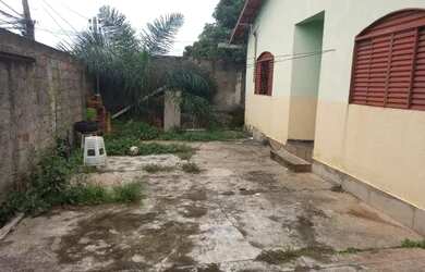 Imagem: A casa possui 3 Dormitórios, 1 Banheiro, 5 Vagas na garagem