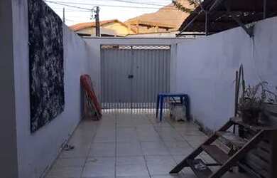 Imagem: A casa possui 3 Dormitórios e 2 Banheiros e está localizado