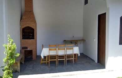 Imagem: A casa possui 4 Dormitórios, 3 Banheiros, 2 Vagas na garagem