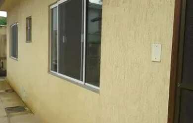 Imagem: A casa possui 2 Dormitórios, 1 Banheiro, 2 Vagas na garagem