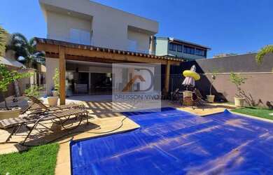 Imagem: A casa possui 4 Dormitórios, 5 Banheiros, 4 Vagas na garagem