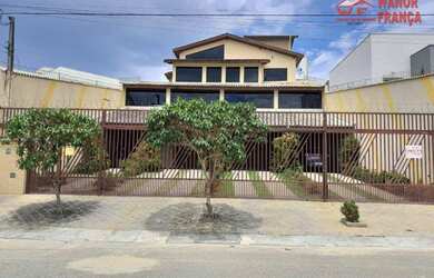 Imagem: A casa possui 5 Dormitórios, 5 Banheiros, 3 Vagas na garagem