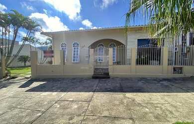 Imagem: A casa possui 4 Dormitórios, 2 Banheiros, 2 Vagas na garagem