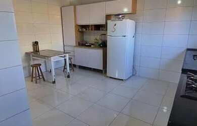 Imagem: A casa possui 2 Dormitórios, 2 Banheiros, 4 Vagas na garagem