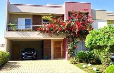 Imagem: A casa em condomínio possui 4 Dormitórios, 4 Banheiros, 4