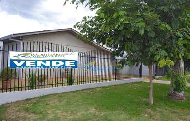 Imagem: A casa possui 3 Dormitórios, 2 Banheiros, 3 Vagas na garagem