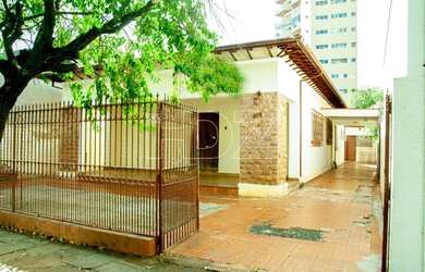 Imagem: A casa possui 3 Dormitórios, 4 Banheiros, 5 Vagas na garagem