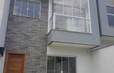 Imagem: A casa possui 3 Dormitórios, 1 Banheiro, 2 Vagas na garagem