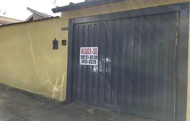 Imagem: A casa possui 3 Dormitórios, 2 Banheiros, 2 Vagas na garagem