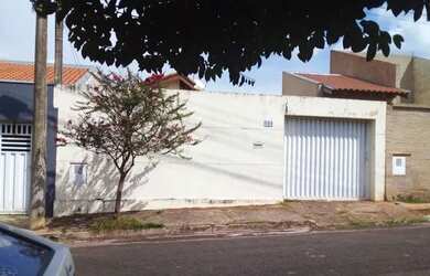 Imagem: A casa possui 2 Dormitórios, 1 Banheiro, 2 Vagas na garagem