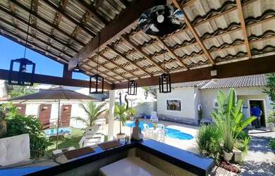 Imagem: A casa possui 3 Dormitórios, 3 Banheiros, 2 Vagas na garagem