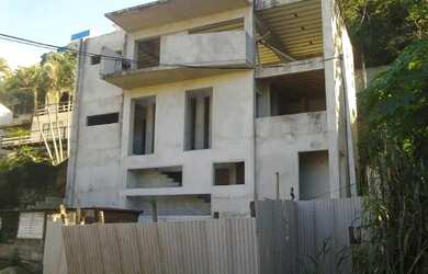 Imagem: A casa possui 4 Dormitórios, 3 Banheiros, 2 Vagas na garagem