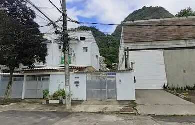 Imagem: A casa possui 3 Dormitórios, 3 Banheiros, 1 Vaga na garagem