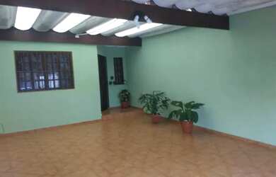 Imagem: A casa possui 3 Dormitórios, 2 Banheiros, 2 Vagas na garagem