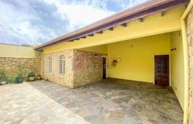 Imagem: A casa possui 3 Dormitórios, 3 Banheiros, 2 Vagas na garagem