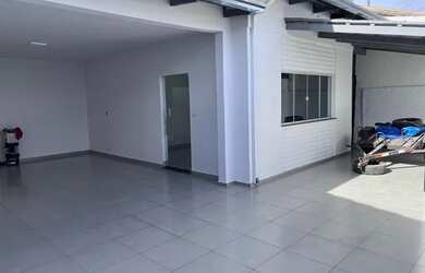 Imagem: A casa possui 3 Dormitórios, 1 Banheiro, 2 Vagas na garagem