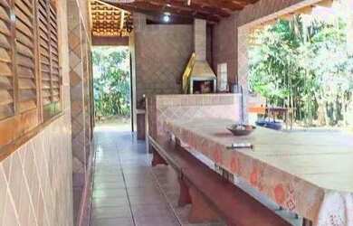 Imagem: A casa possui 4 Dormitórios, 5 Banheiros, 4 Vagas na garagem