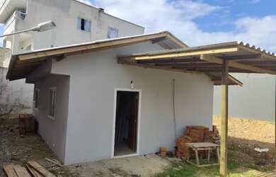 Imagem: A casa possui 2 Dormitórios, 1 Banheiro, 3 Vagas na garagem