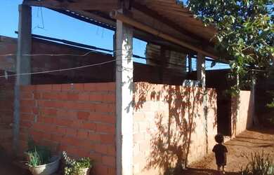 Imagem: A casa possui 2 Dormitórios, 2 Banheiros, 1 Vaga na garagem