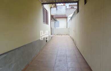 Imagem: A casa possui 3 Dormitórios, 2 Banheiros, 1 Vaga na garagem