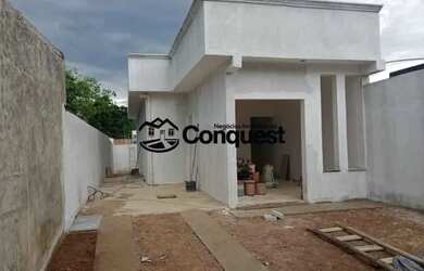 Imagem: A casa à venda possui 3 Dormitórios, 1 Banheiro, 2 Vagas na