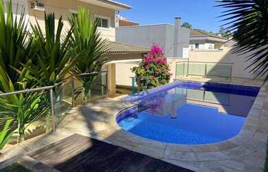 Imagem: A casa em condomínio possui 5 Dormitórios, 5 Banheiros, 4