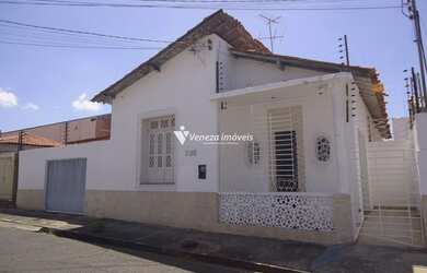 Imagem: A casa possui 4 Dormitórios, 3 Banheiros e 312m² de Área