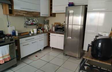 Imagem: A casa possui 2 Dormitórios, 1 Banheiro, 1 Vaga na garagem